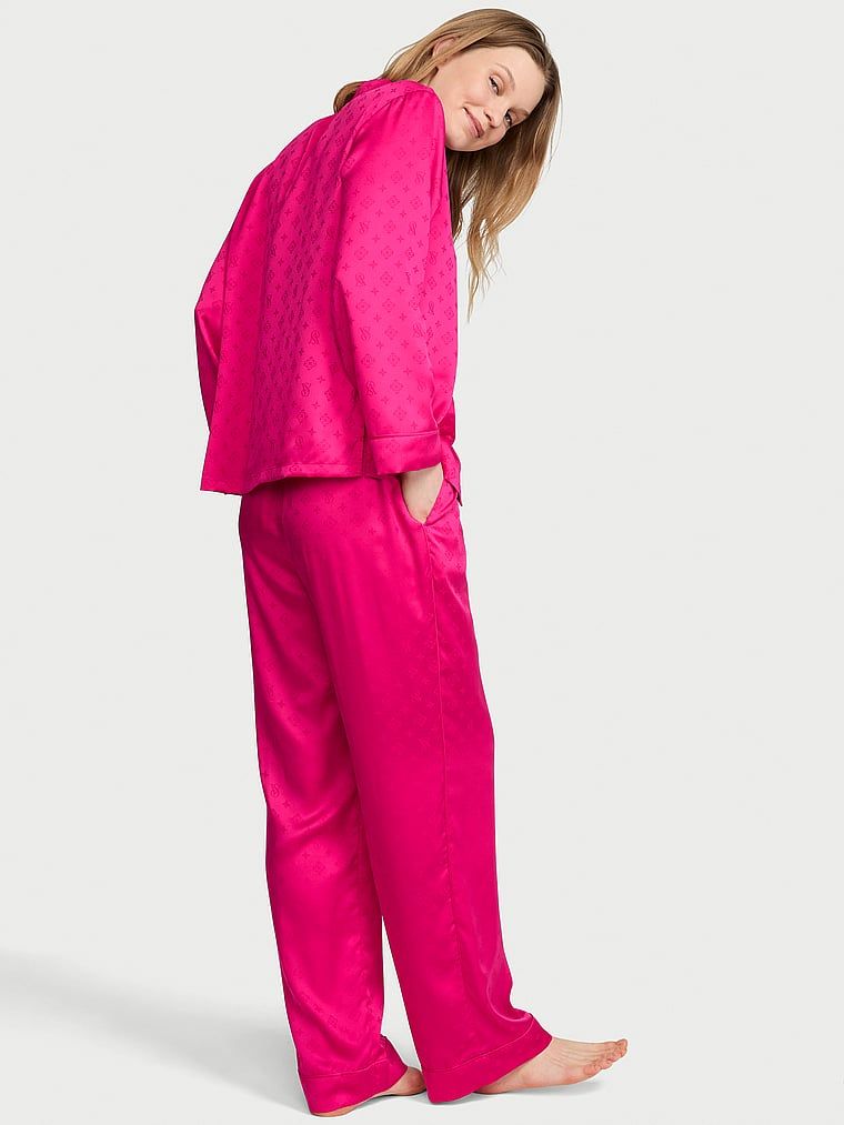 Pijamale din satin semnătură cu mâneci lungi. Produsul este roz și provine din colecția Victoria's Secret.