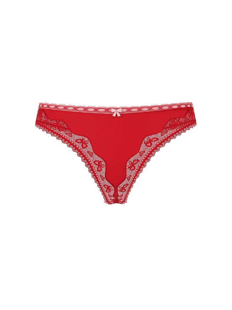 Tanga de bumbac cu margini de dantelă cu fundă. Produsul este roșu și provine din colecția Lace Trim.