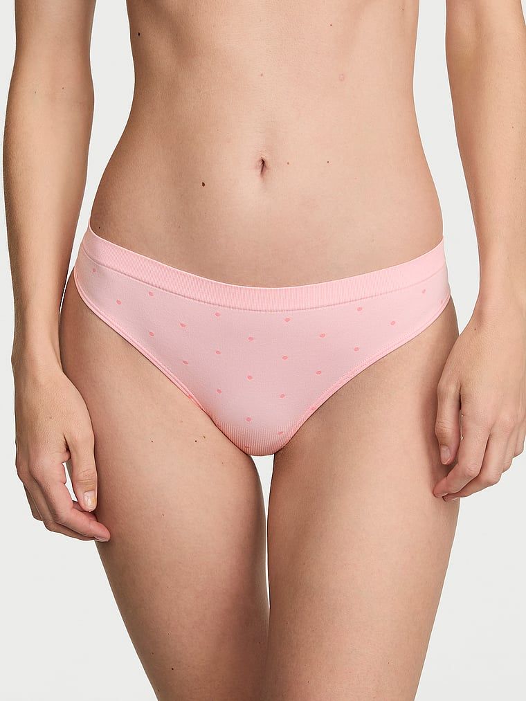 Tanga fără cusură. Produsul este modelat și provine din colecția Seamless (Seamless Collection).
