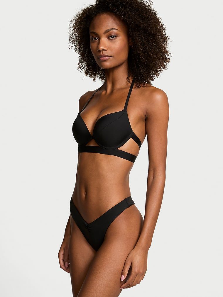 Slip de bikini tanga esențial Cinked. Produsul este negru și provine din colecția Victoria's Secret Swim.