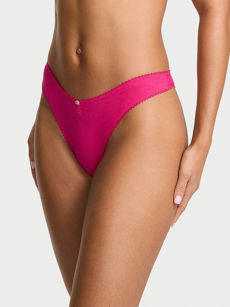 Tanga de bumbac cu plasă la spate, dantelă de inimă. Produsul este roz și provine din colecția Victoria's Secret.