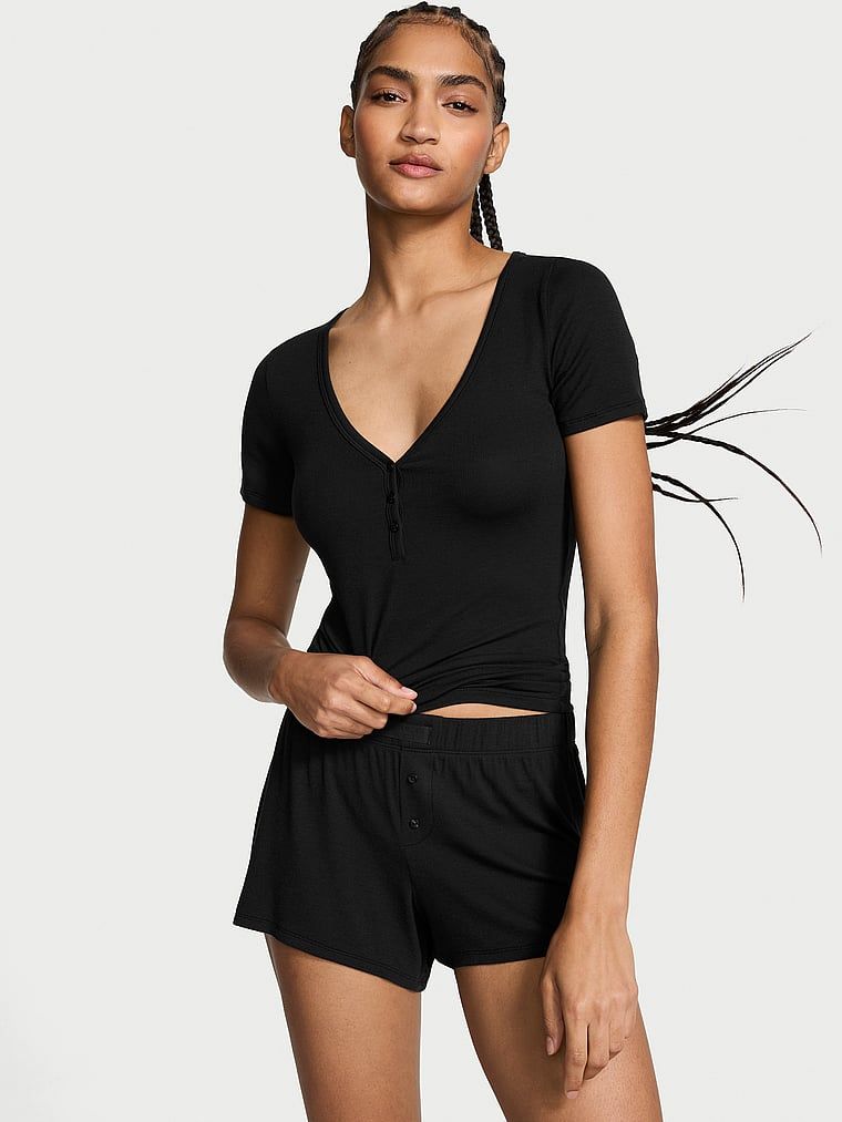 Victorias Secret Set din satin cu șort tip boxer și top Henley cu mânecă scurtă din modal cu nervuri