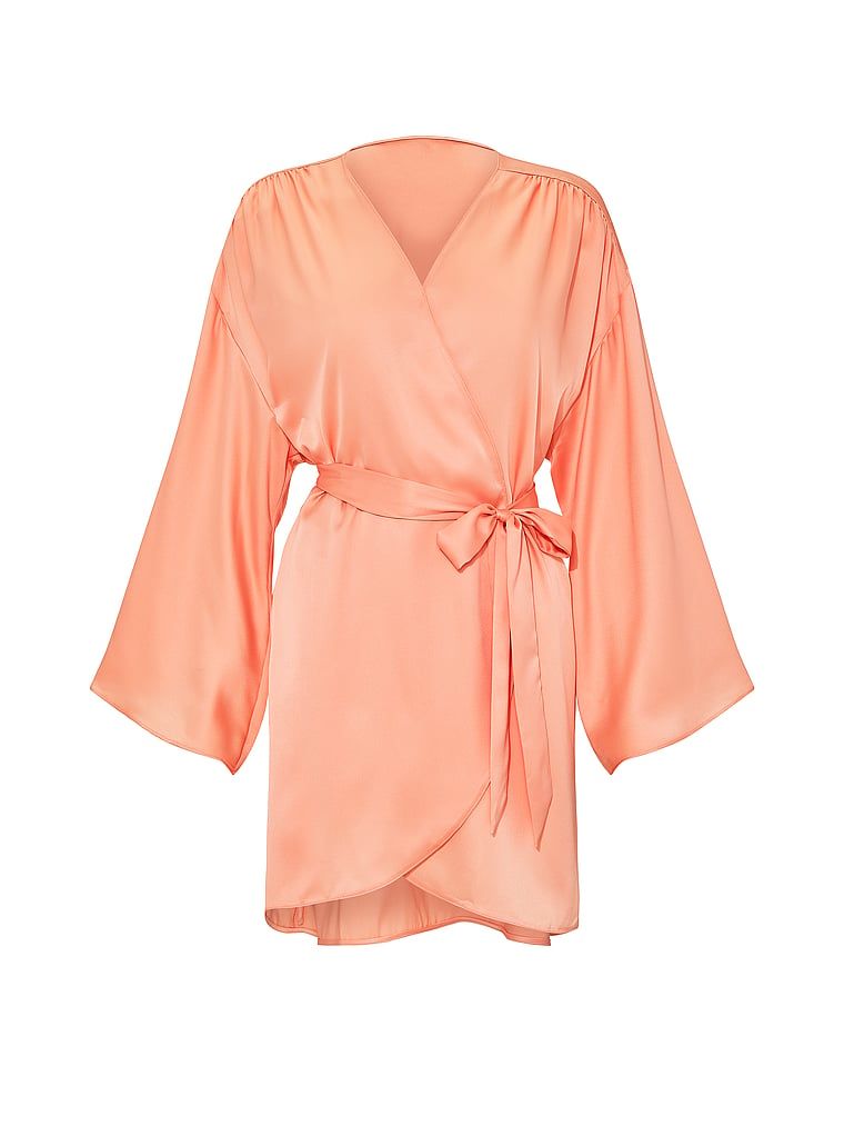 Halatul de satin scurt. Produsul este de culoare bej și provine din colecția Victoria's Secret.