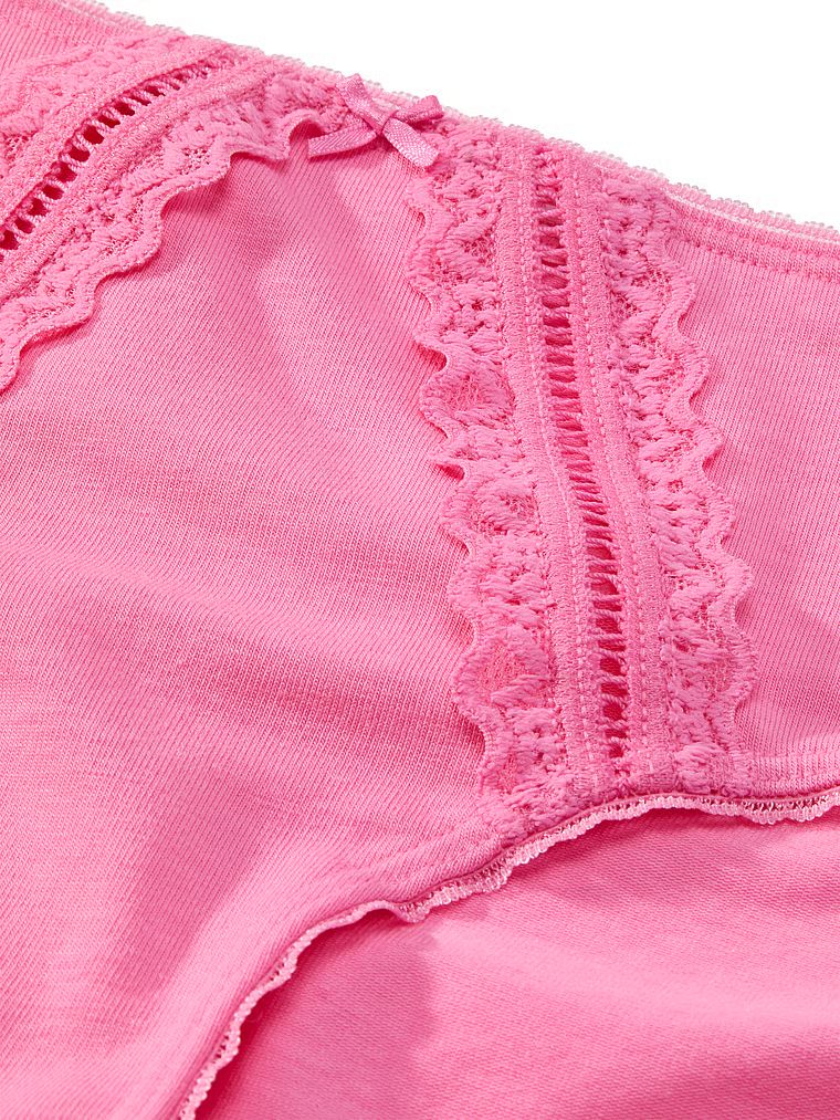 Chiloți din bumbac cu inserții Hiphugger cu margini din dantelă. Produsul este roz și provine din colecția Victoria's Secret.