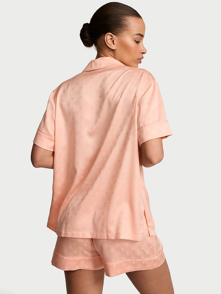 Pijamale de satin cu pantaloni scurți semnătură. Produsul este roz și provine din colecția Victoria's Secret.