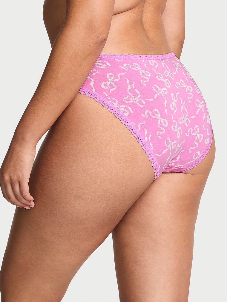 Chiloți din bumbac cu dantelă Lace-Trim Bikini. Produsul este modelat și provine din colecția Lace Trim.
