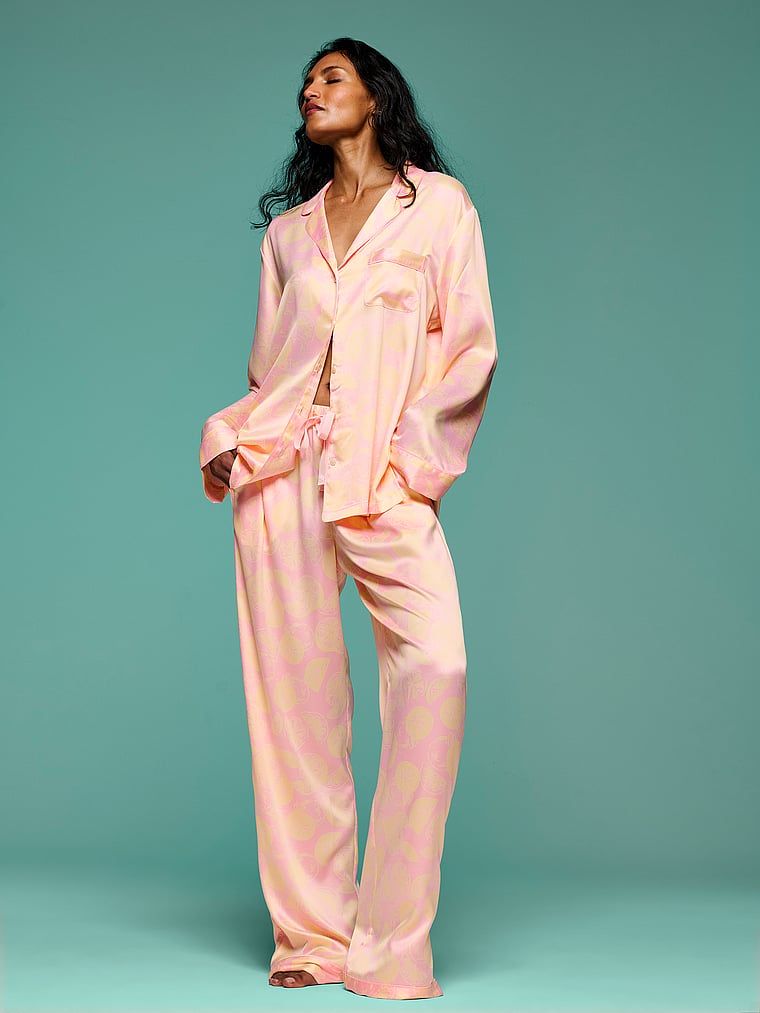 Pijamale din satin semnătură cu mâneci lungi. Produsul este modelat și provine din colecția Victoria's Secret.