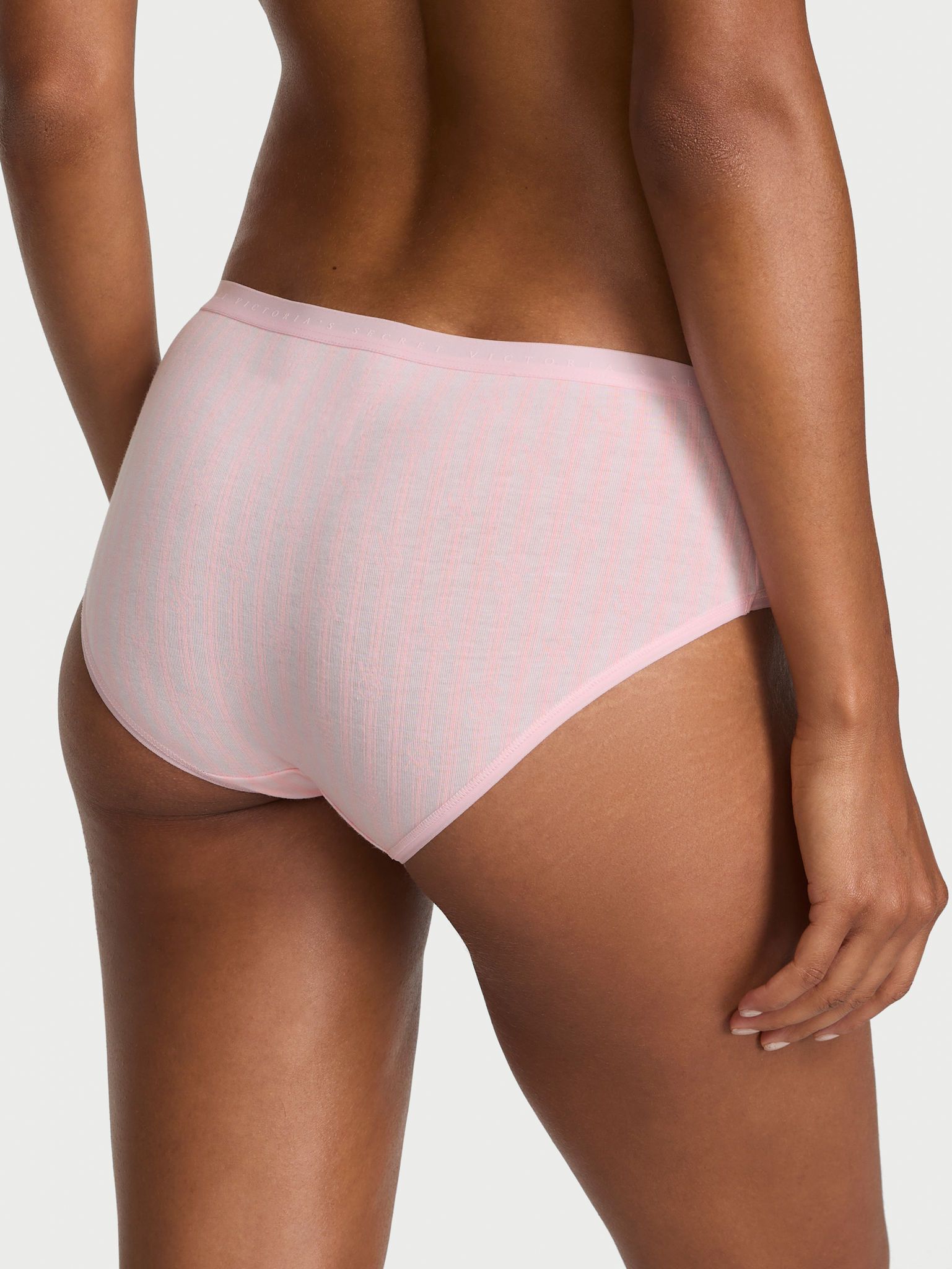 Chiloți de bumbac Hiphugger. Produsul este modelat și provine din colecția Victoria's Secret.