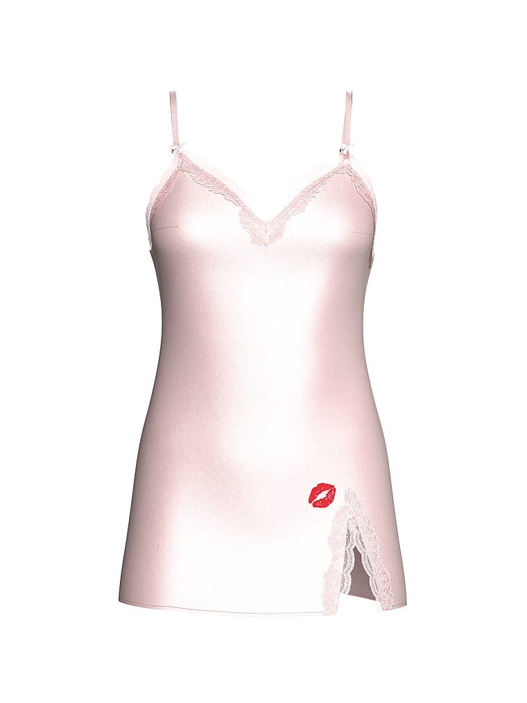 Cămașă de noapte din satin cu dantelă Tease Slip. Produsul este roz și provine din colecția Victoria's Secret.