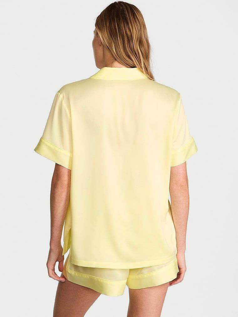 Pijamale de satin cu pantaloni scurți semnătură. Produsul este galben și provine din colecția Victoria's Secret.