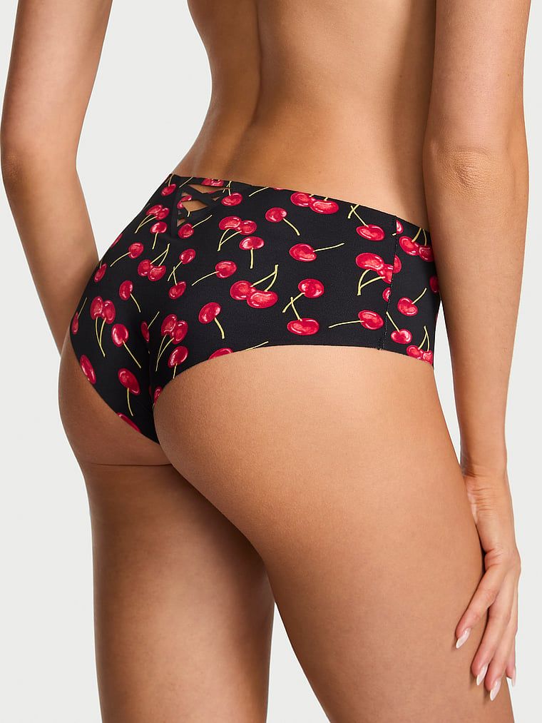 Chiloți fără cusură cu bretele la spatele modelului No-Show Strappy Cheeky. Produsul este modelat și provine din colecția No-Show.