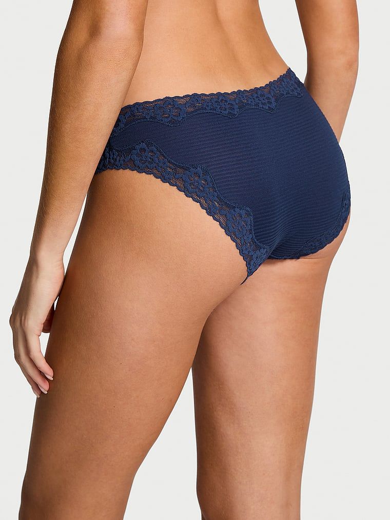 Chiloți de bumbac cu dungi cu dantelă pe marginile bikiniului. Produsul este de culoare albastră și provine din colecția Lace Trim.