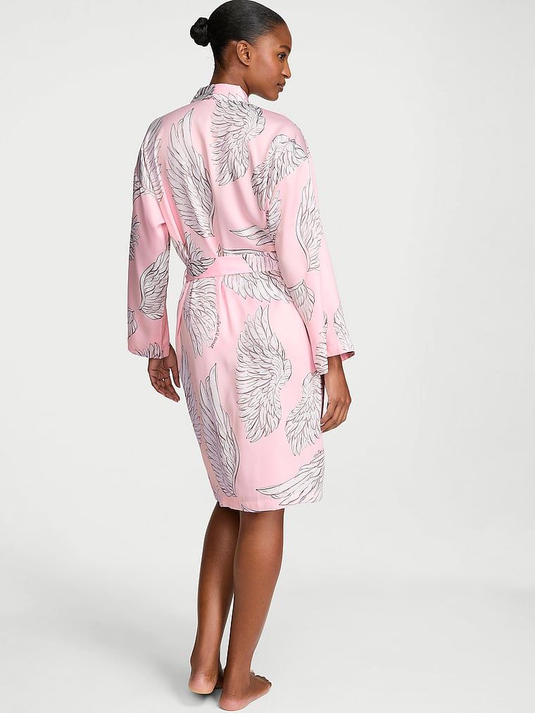 Halatul de baie din satin Midi Signature. Produsul are o culoare cu model și provine din colecția Victoria's Secret.