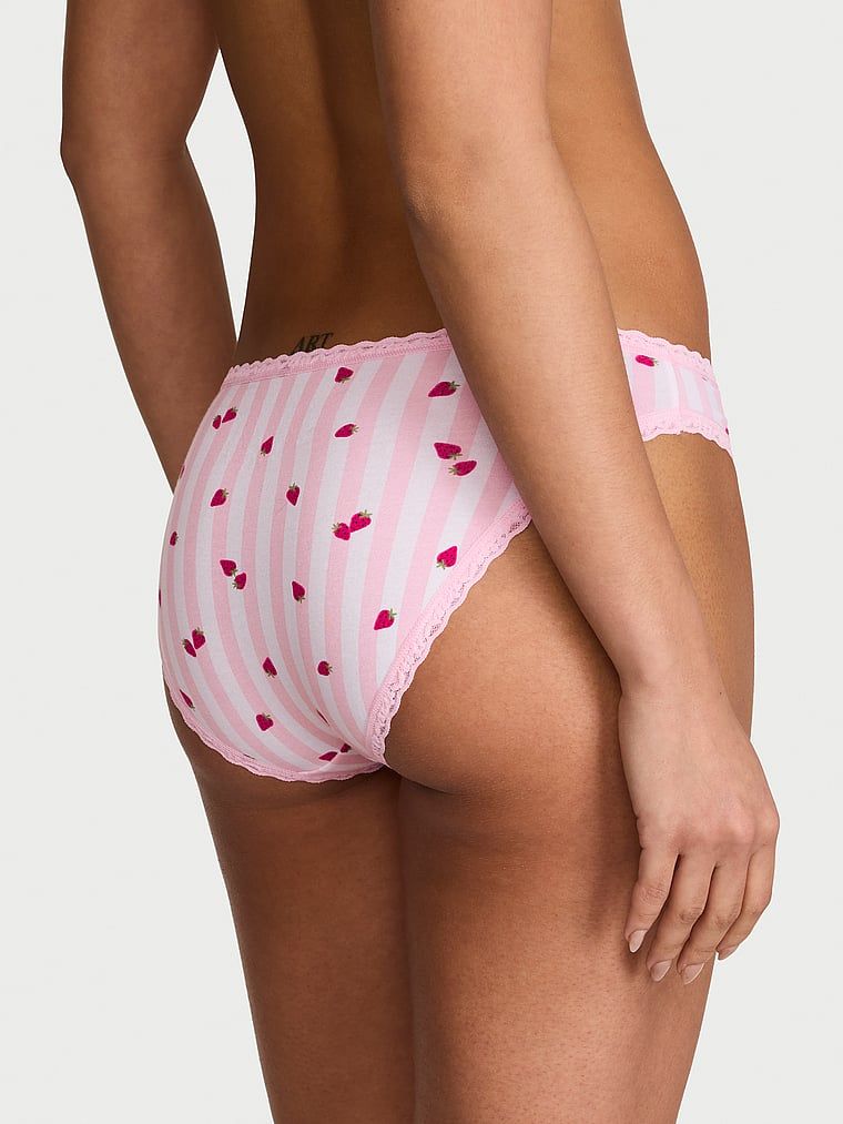 Chiloți din bumbac cu dantelă cu dantelă și baie de baie. Produsul este modelat și provine din colecția Lace Trim.