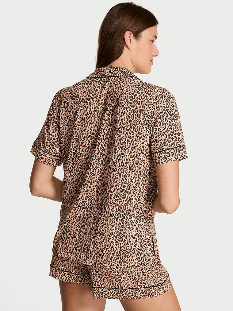 Pijamale modale cu pantaloni scurți. Produsul are un model cu tematică de animale și provine din colecția Victoria's Secret.