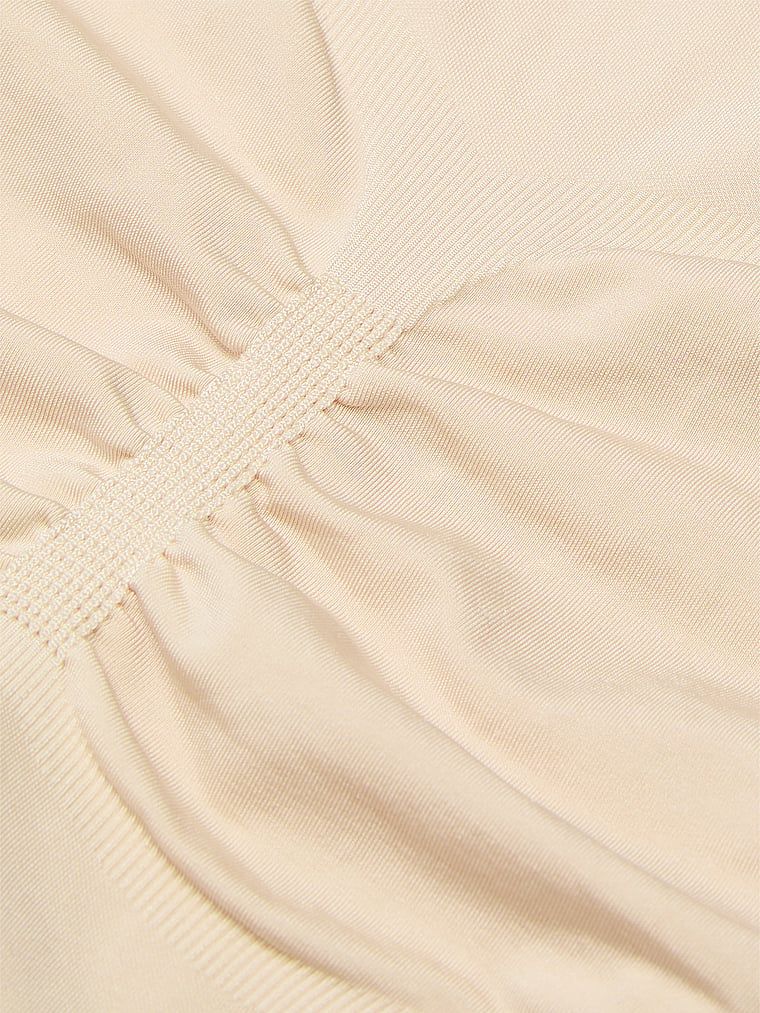 Pantaloni scurți modelatori Shapewear by Victoria. Produsul este bej și provine din colecția Victoria's Secret.