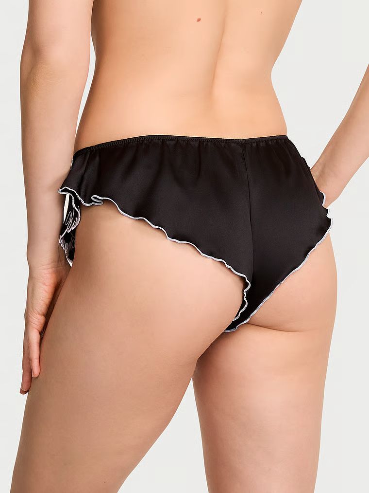 Satin Flutter Chiloți obraznici cu volane. Produsul este negru și provine din colecția Victoria's Secret.