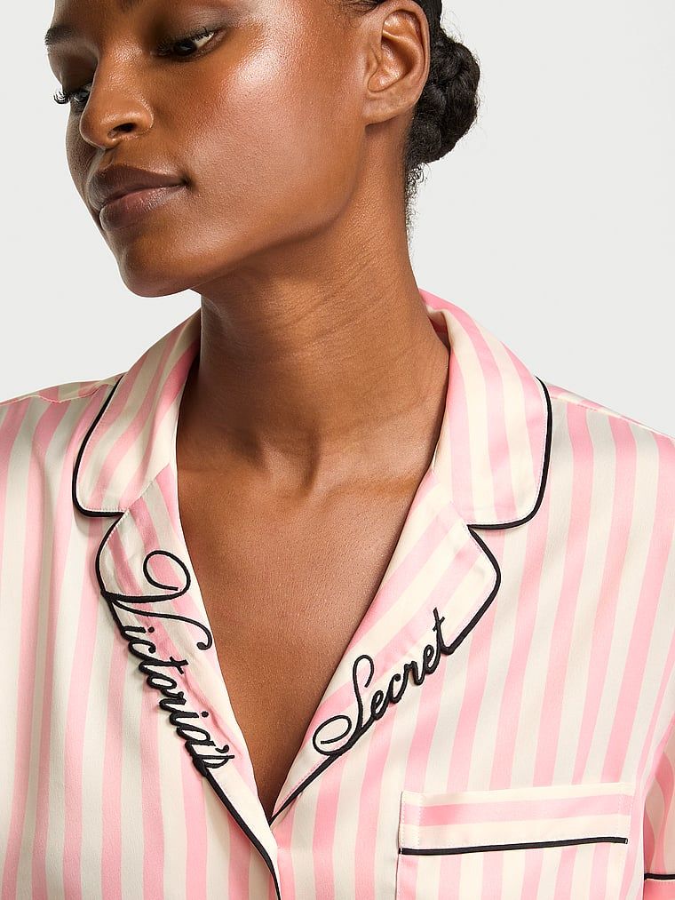 Pijamale de satin cu pantaloni scurți semnătură. Produsul este modelat și provine din colecția Victoria's Secret.