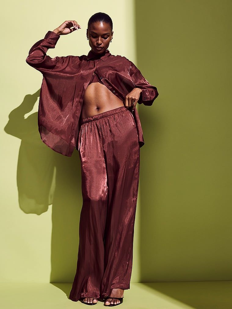 Pantaloni de dormit din satin Luxe Sheer. Produsul este de culoare maro și provine din colecția Victoria's Secret.