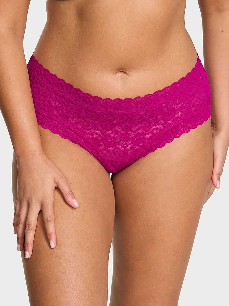 Chiloți din dantelă obraznici. Produsul este de culoare violet și provine din colecția Lacie.