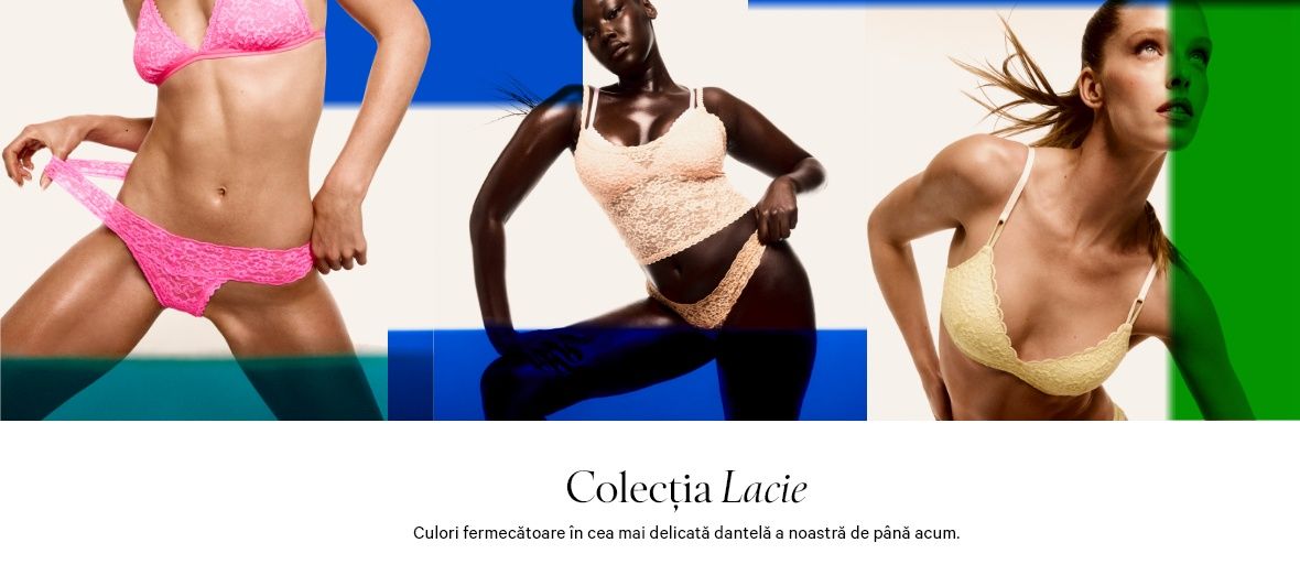 Două femei w bieliźnie, una cu un set roz, iar cealaltă cu un set albastru deschis, se țin de mâini.