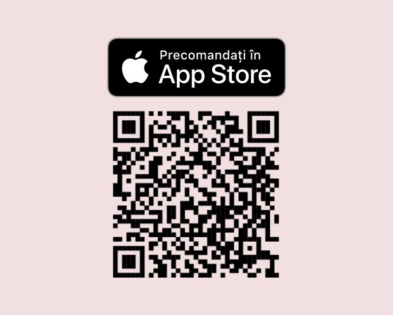 Femeie purtând un sutien de culoare albastră deschis și bikini asortați, pe un fundal degradat de la albastru la roz.