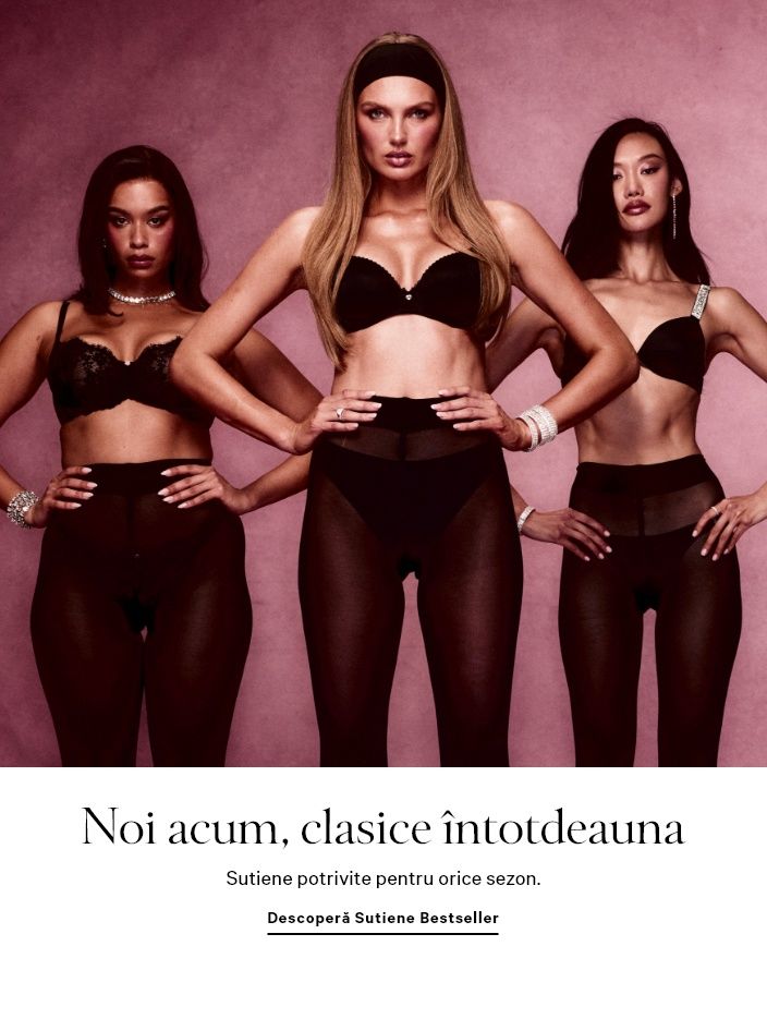 Femeie purtând un sutien de culoare albastră deschis și bikini asortați, pe un fundal degradat de la albastru la roz.