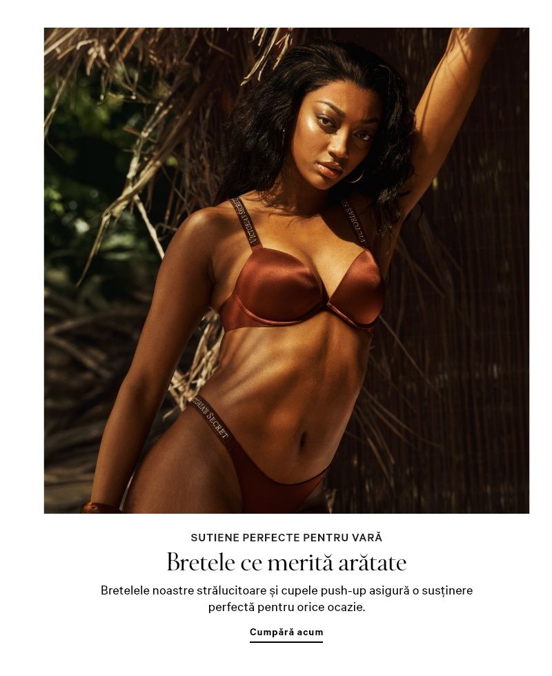 Femeie purtând un sutien de culoare albastră deschis și bikini asortați, pe un fundal degradat de la albastru la roz.