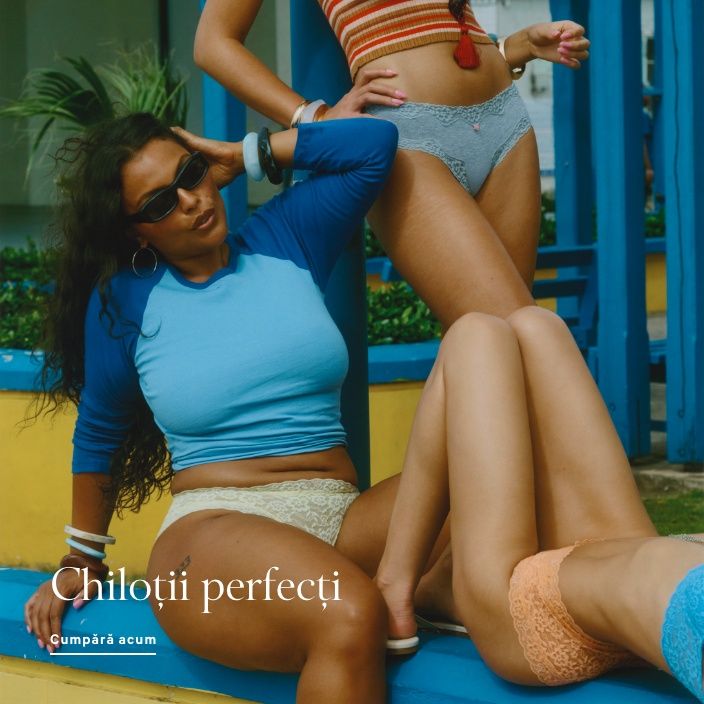 Femeie purtând un sutien de culoare albastră deschis și bikini asortați, pe un fundal degradat de la albastru la roz.