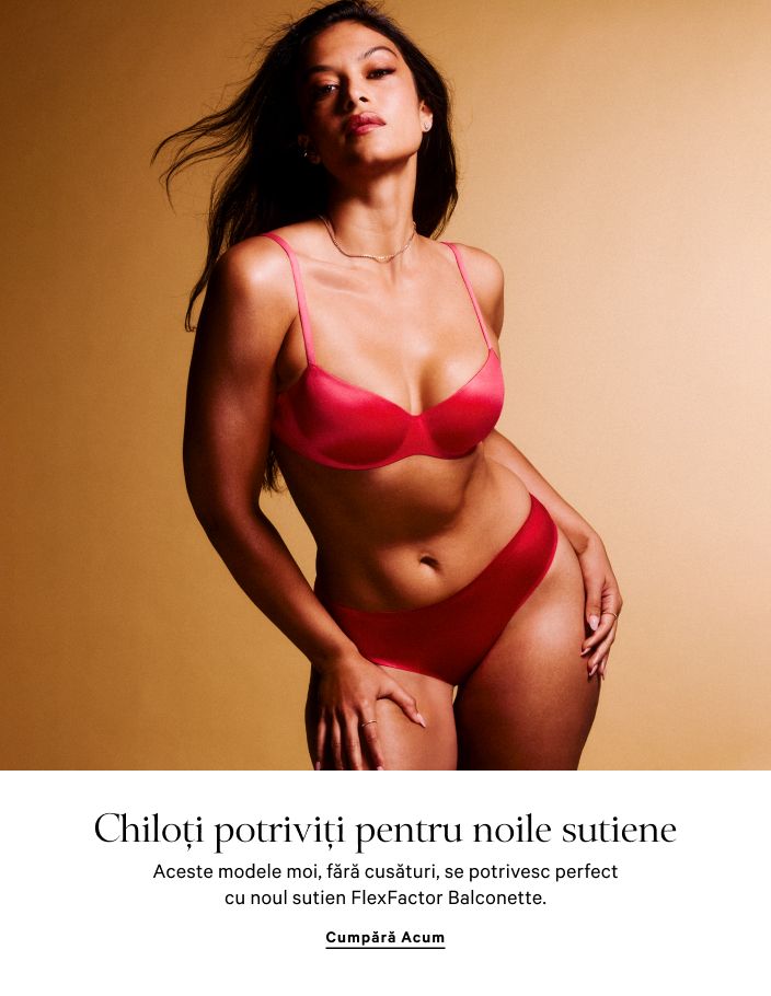 Femeie purtând un sutien de culoare albastră deschis și bikini asortați, pe un fundal degradat de la albastru la roz.