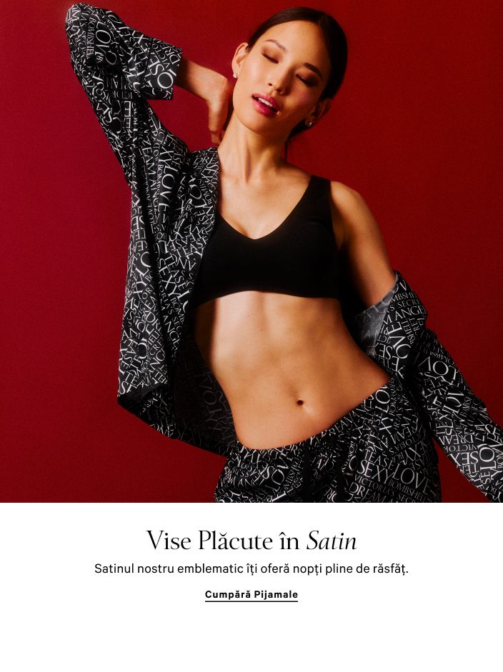 Femeie purtând un sutien de culoare albastră deschis și bikini asortați, pe un fundal degradat de la albastru la roz.
